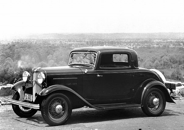 1932 Ford 3-window coupe